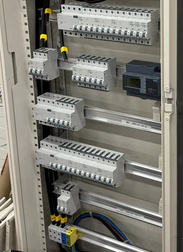 Industriellt elskåp och kabeldragning